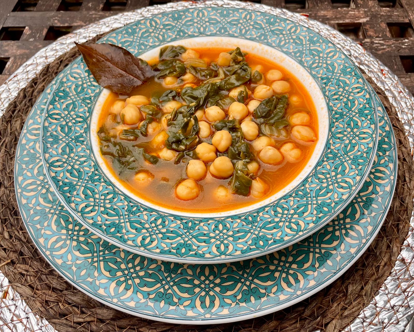 Un plato de garbanzos con acelgas. Un plato de garbanzos con acelgas.