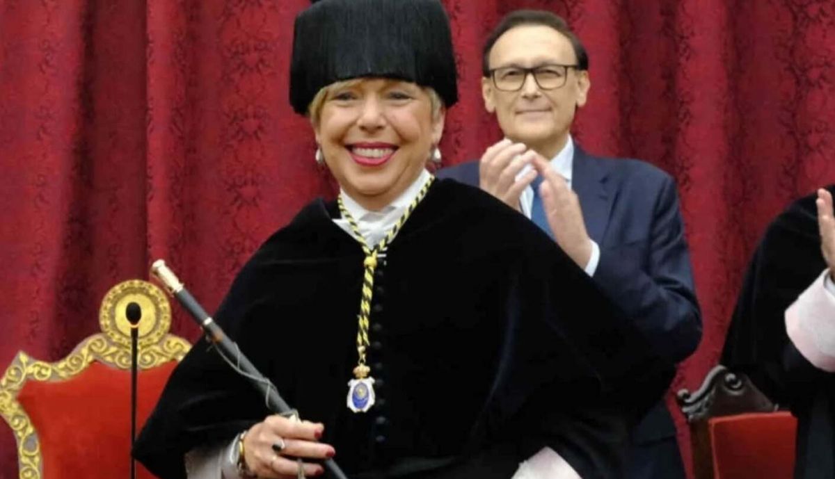 Carmen Vargas, investida como nueva rectora.