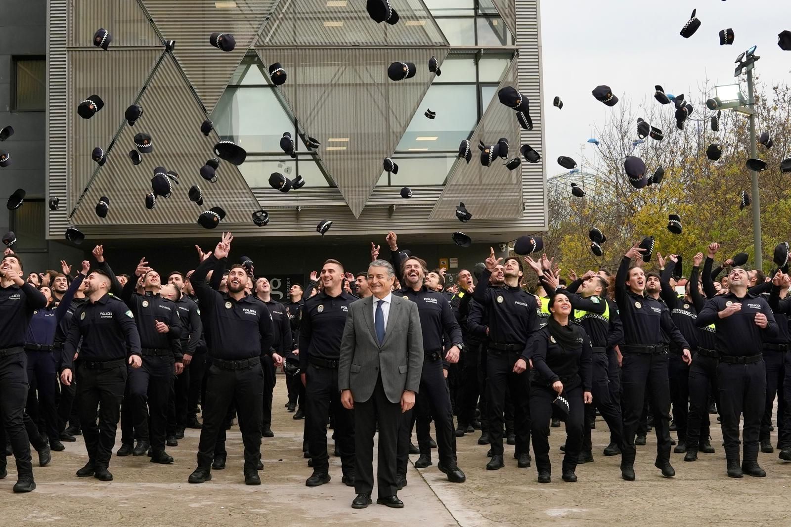 El consejero Sanz. ante los nuevos policías locales que celebran la graduacion. El consejero Sanz. ante los nuevos policías locales que celebran la graduacion.