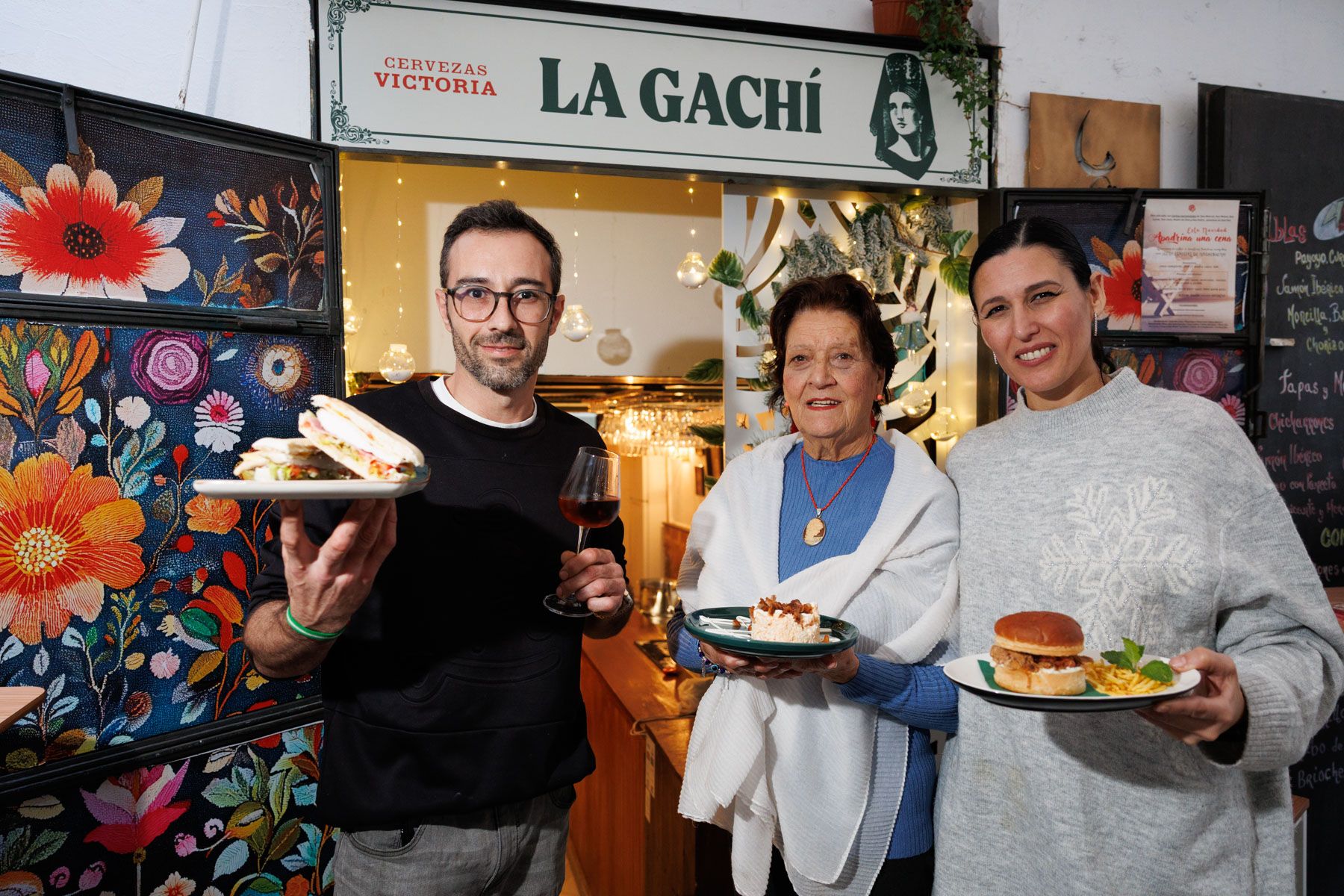 Los dueños del establecimiento y Rosi, a quien está dedicada La Gachí. Los dueños del establecimiento y Rosi, a quien está dedicada La Gachí.