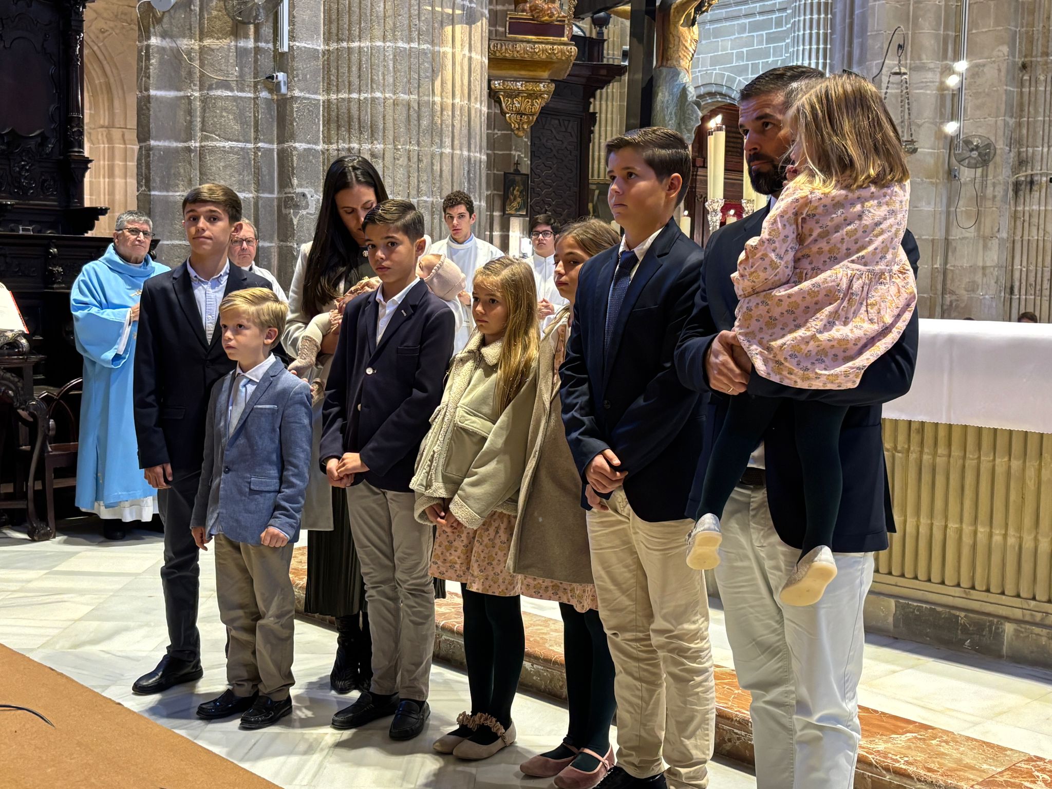 La familia misionera al completo en el acto de 'envío' en la Catedral. La familia misionera al completo en el acto de 'envío' en la Catedral.