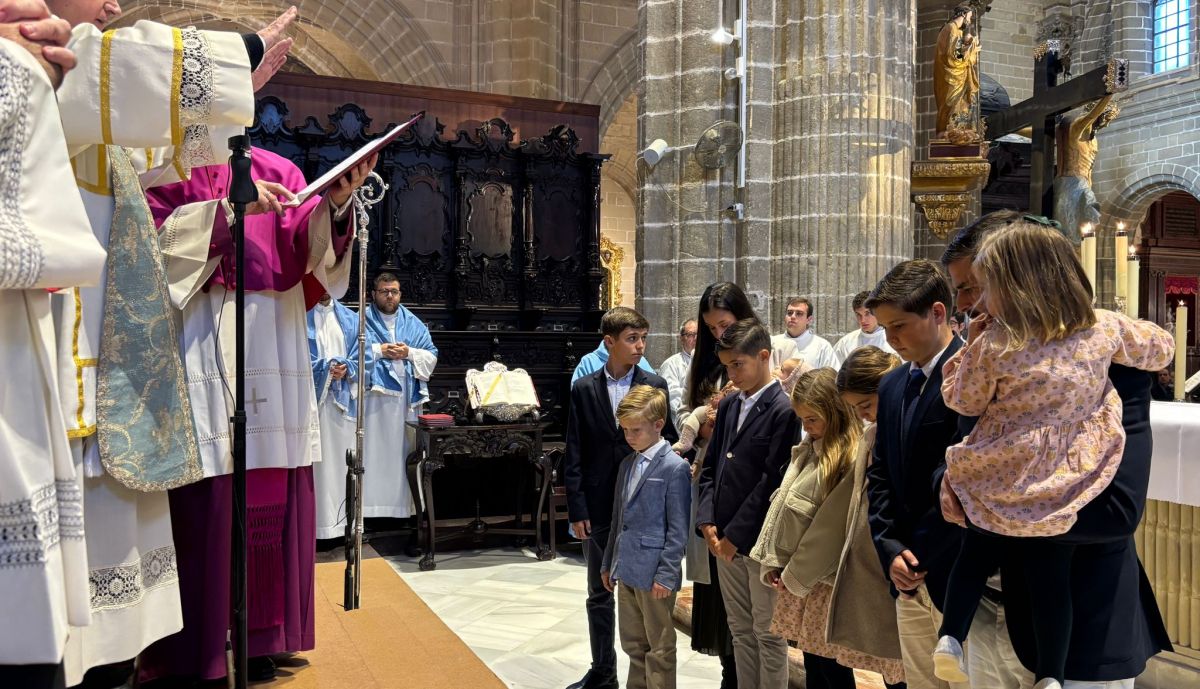 El obispo ante la familia en la ceremonia celebrada en día de la Inmaculada.
