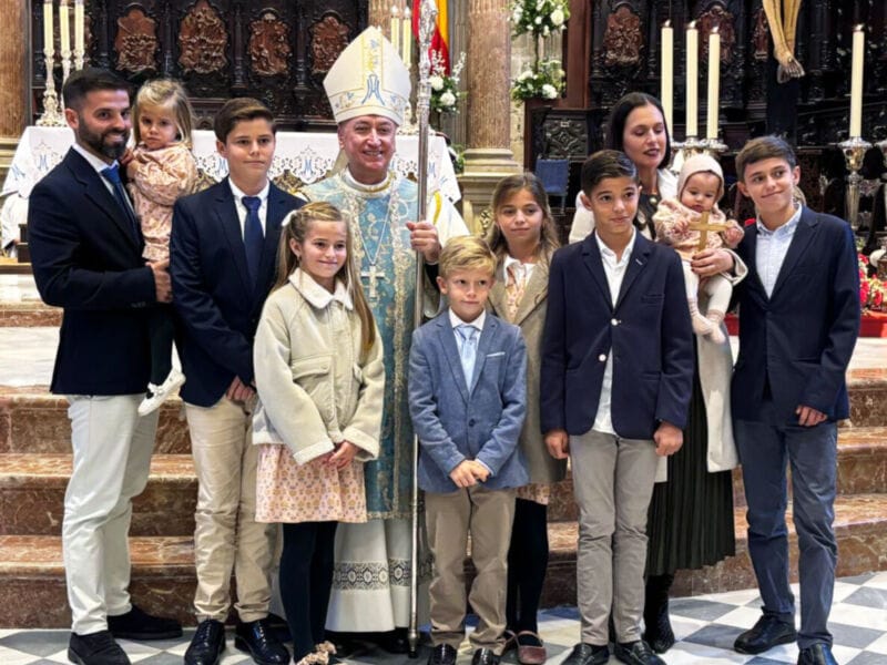Israel, María y sus ocho hijos junto alobispo en el presbiterio de la Catedral. 