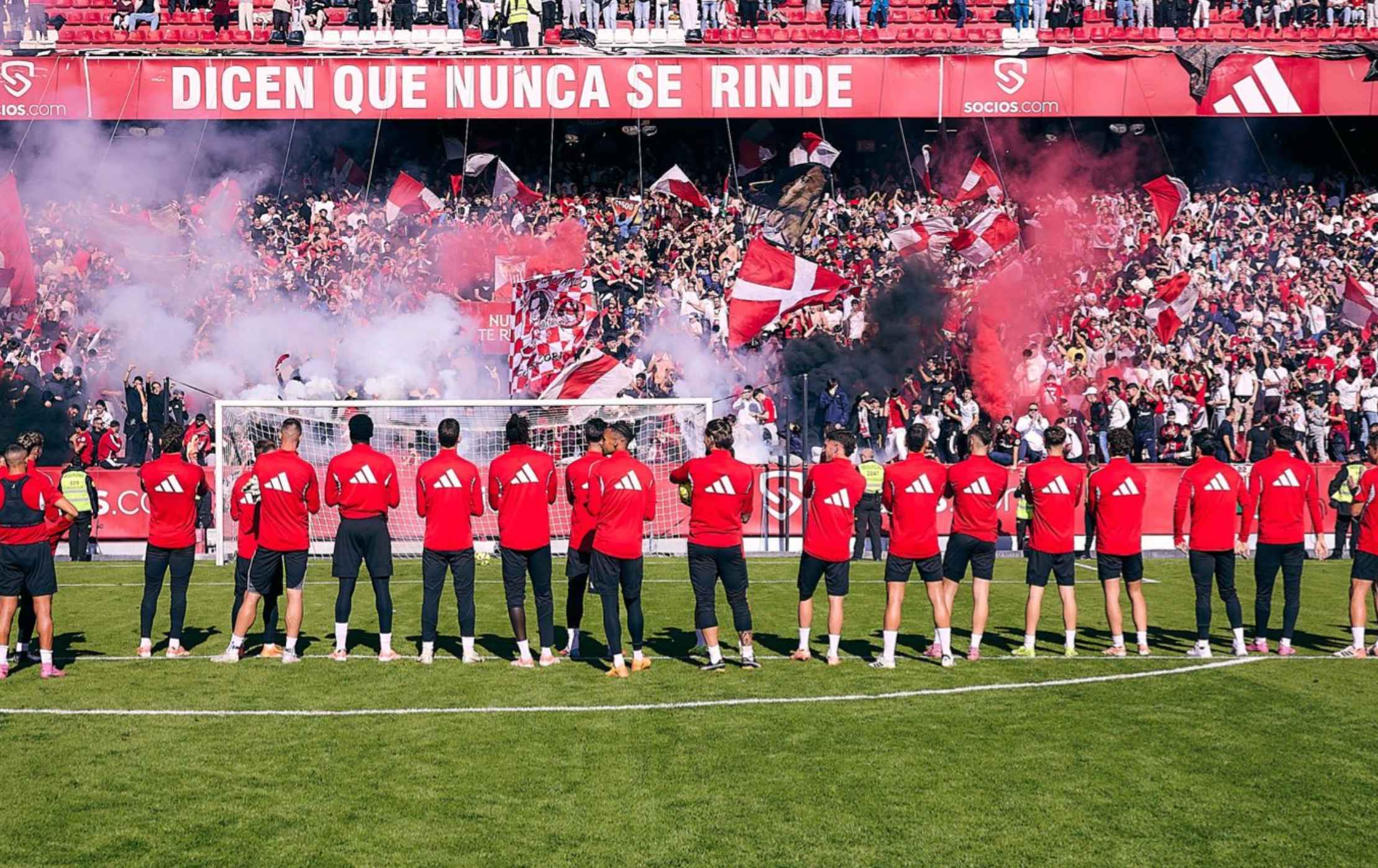 Jugadores del Sevilla FC, alentados por la grada de Nervión. FOTO: SEVILLA FC Jugadores del Sevilla FC, alentados por la grada de Nervión. FOTO: SEVILLA FC