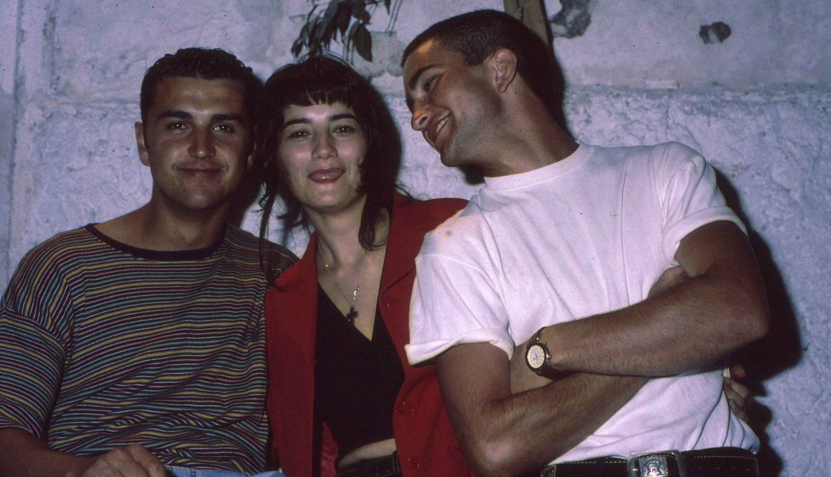 Tres amigos en La Comedia.