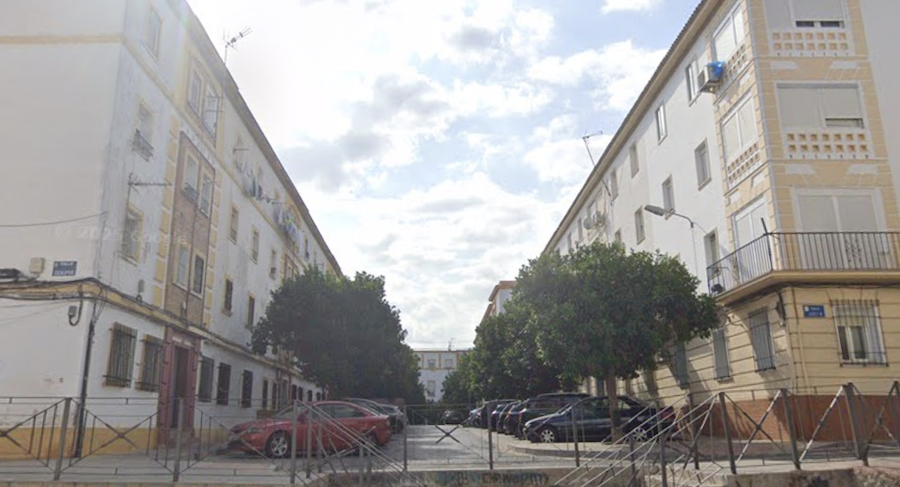 Calle donde se produjo el incendio por un brasero en Huelva.