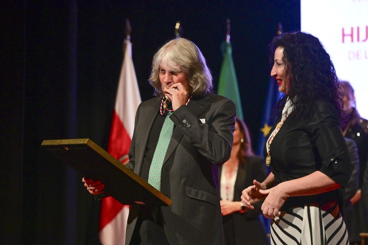 Mercé besa la medalla que lo convierte en Hijo Adoptivo de Almería