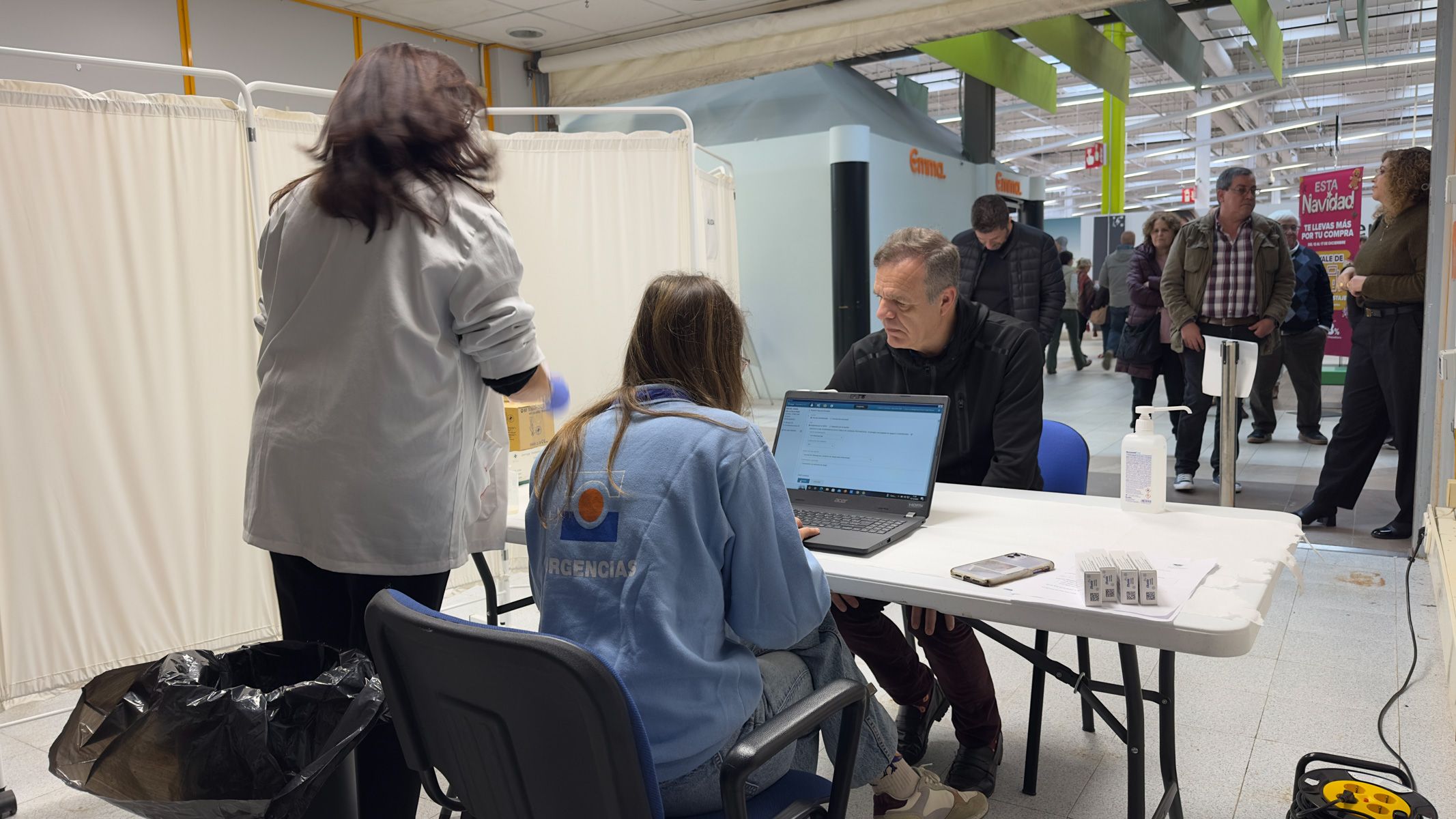 Personas haciendo cola para vacunarse en Carrefour Sur, en Jerez. Personas haciendo cola para vacunarse en Carrefour Sur, en Jerez.