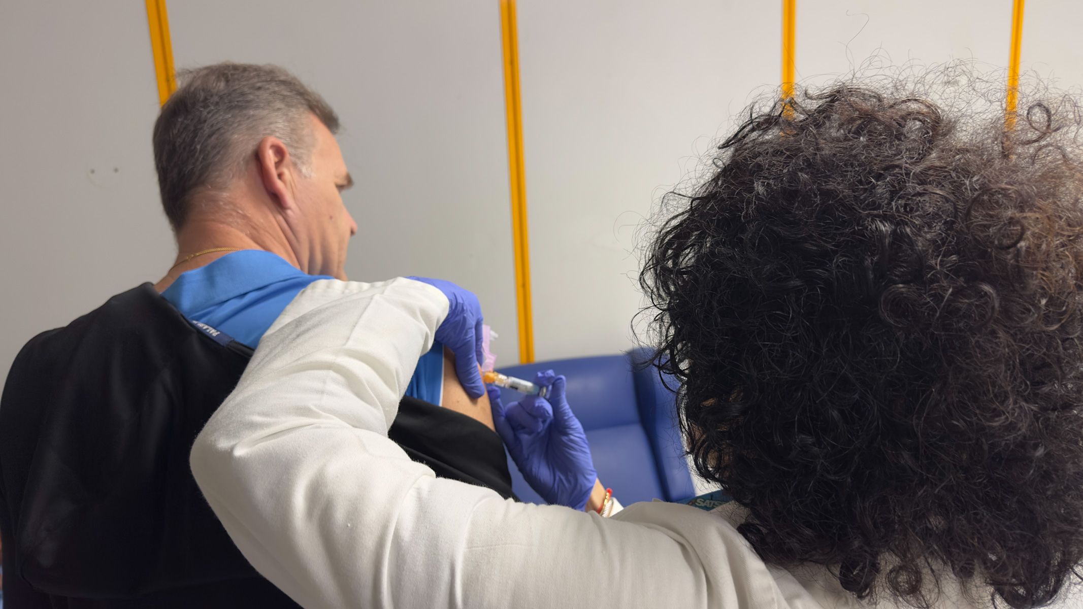 Una sanitaria, vacunando contra la gripe en Jerez.