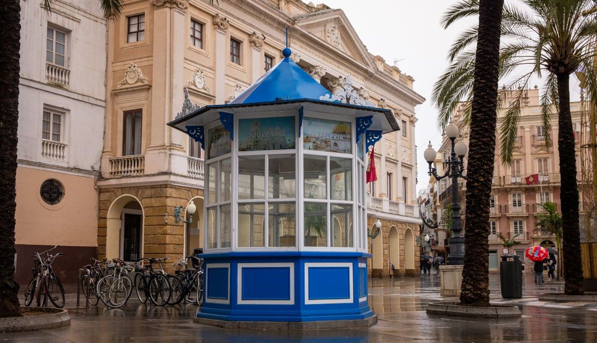 KIOSKO VACIO EN CADIZ SAN JUAN DE DIOS