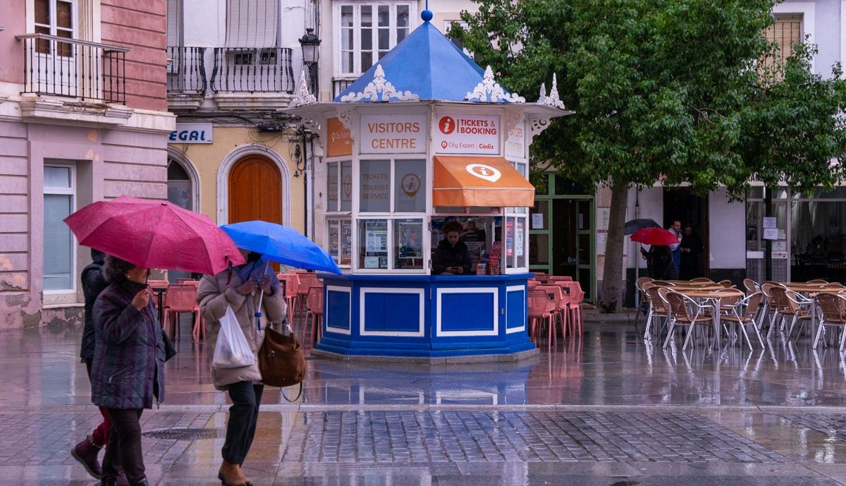 KIOSKO UNICO QUE NO ESTA VACIO EN CADIZ SAN JUAN DE DIOS