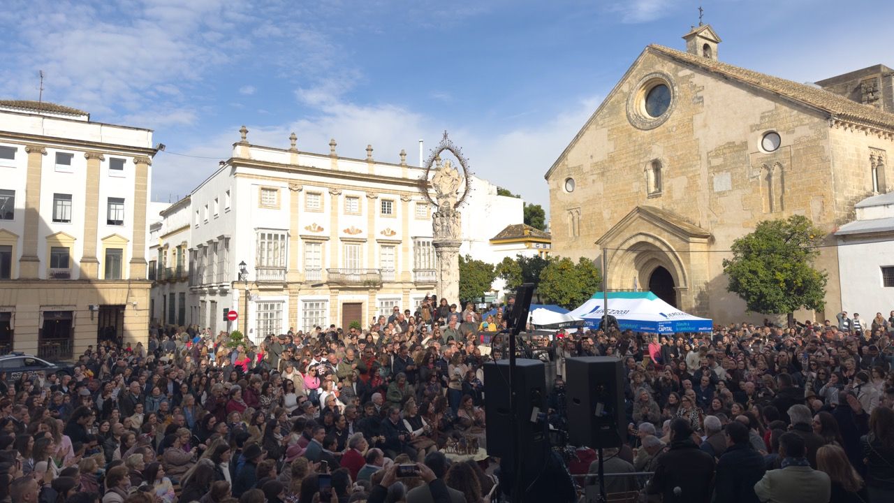 Muchad gente en la Zambomba BIC Jerez 2025, en la plaza de la Asunción.