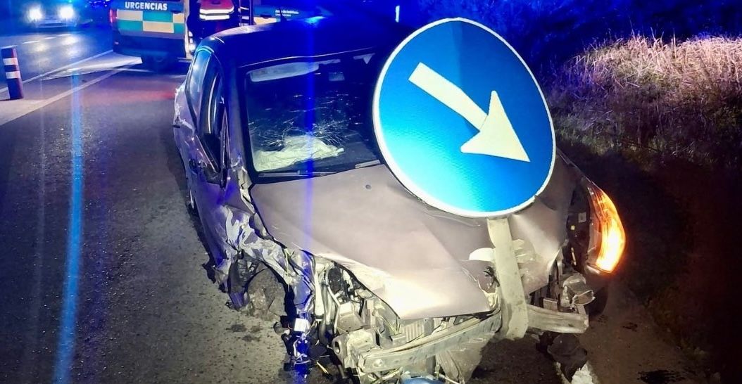 El coche estampado contra una señal en El Puerto. El coche estampado contra una señal en El Puerto.