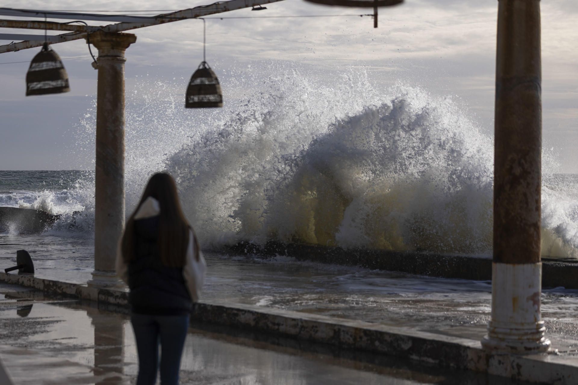 Fuerte oleaje en Málaga este sábado por el temporal. Fuerte oleaje en Málaga este sábado por el temporal.
