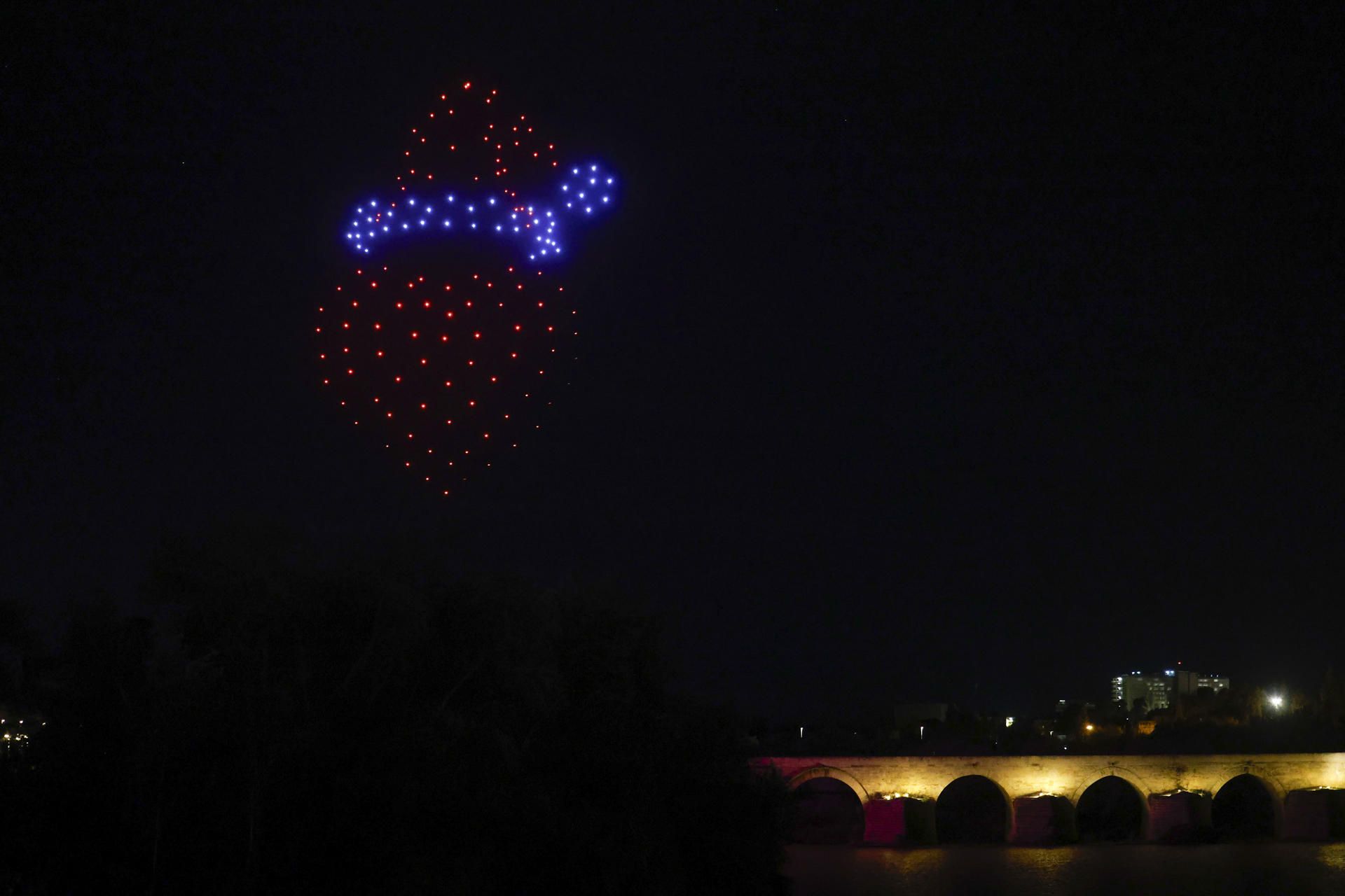 El cielo de Córdoba se ilumina con un 'Cuento de Navidad' gracias a 150 drones. El cielo de Córdoba se ilumina con un 'Cuento de Navidad' gracias a 150 drones.