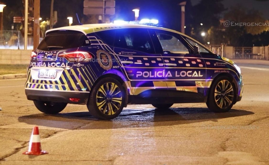 La Policía Local de Sevilla auxiliar a una mujer de 93 años que se había caído en su casa. La Policía Local de Sevilla auxiliar a una mujer de 93 años que se había caído en su casa.