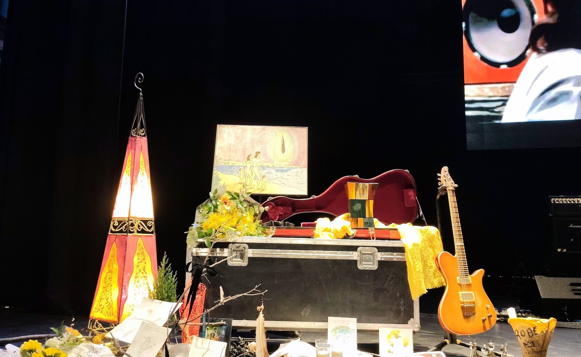 El altar homenaje a Robe ubicado en el escenario. El altar homenaje a Robe ubicado en el escenario.