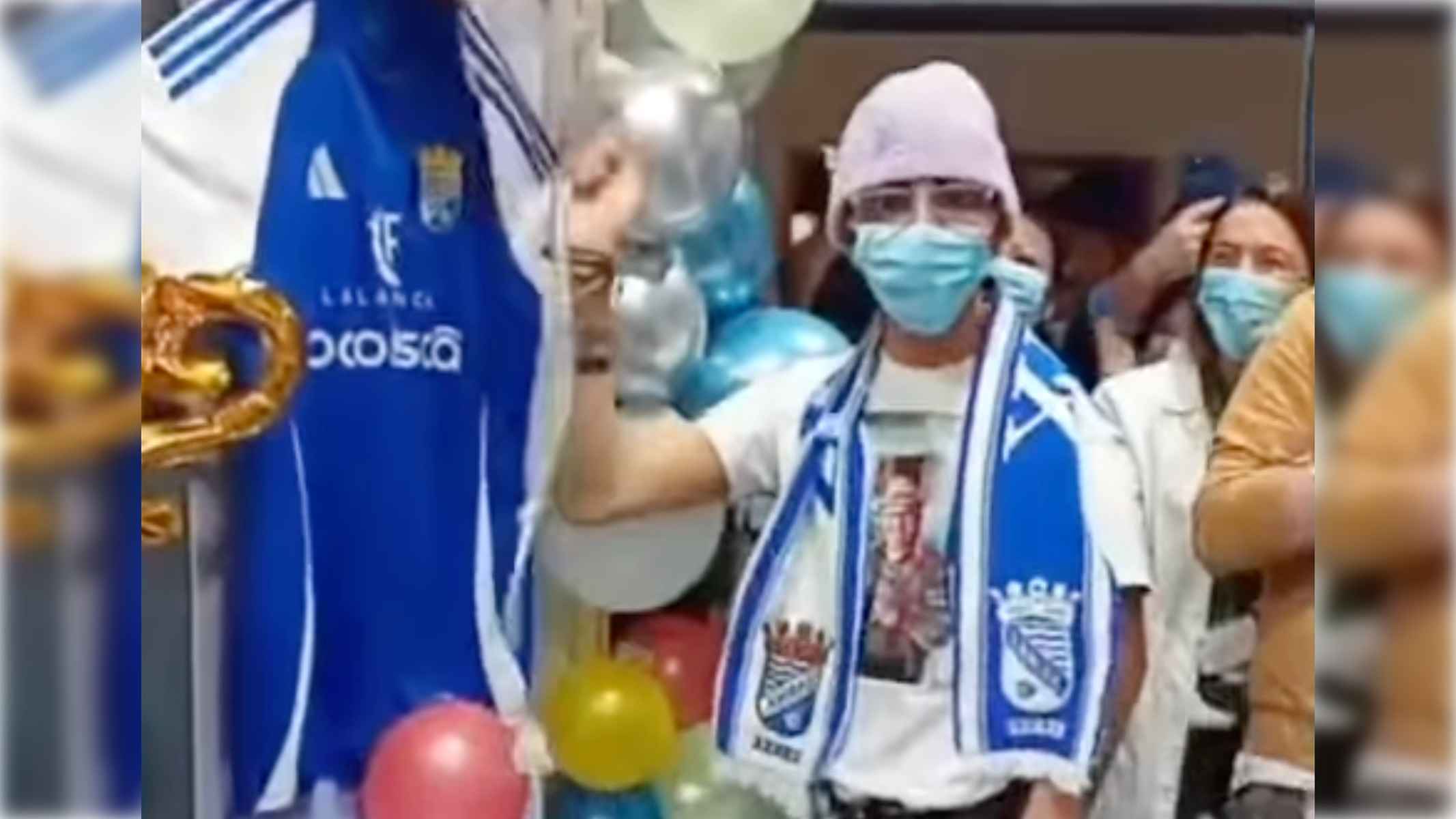 El joven Hugo, tocando la campana de la Esperanza. El joven Hugo, tocando la campana de la Esperanza.