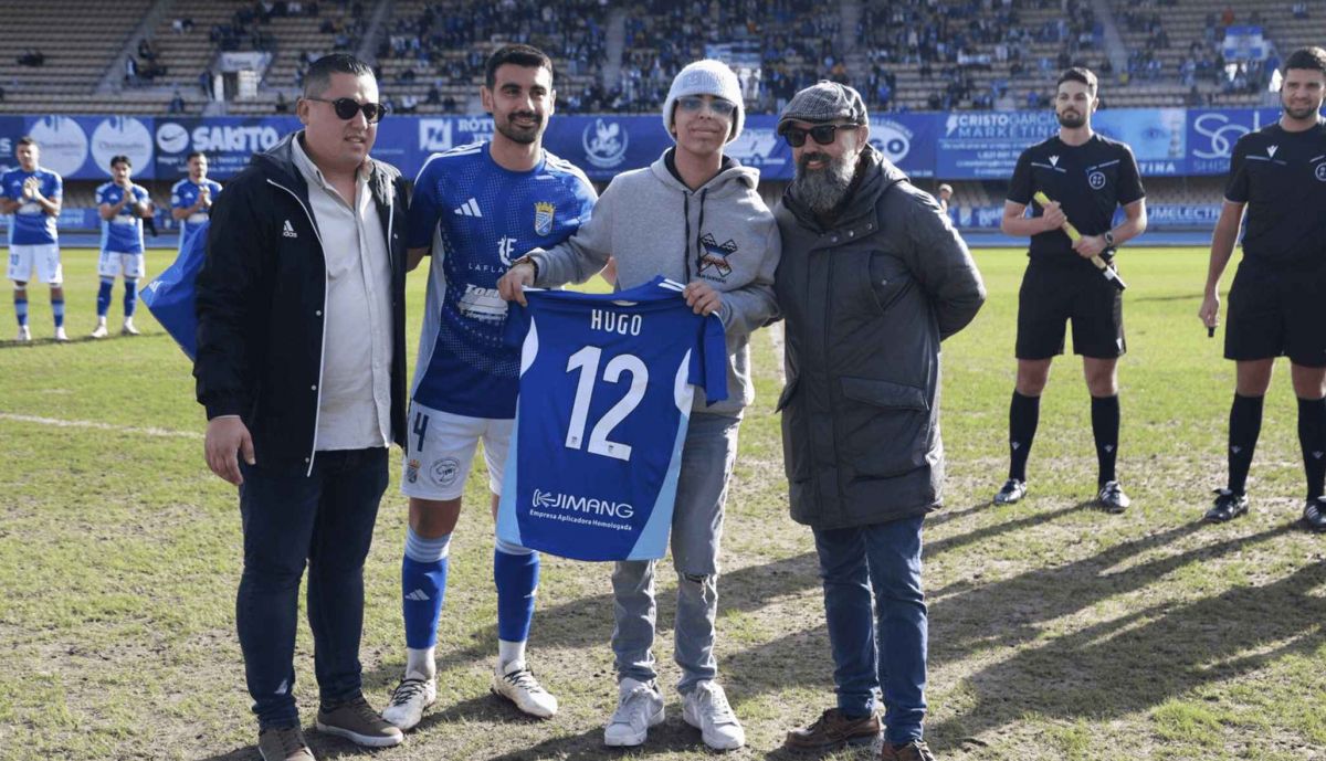 Hugo, recibiendo una camiseta por parte del Xerez CD.