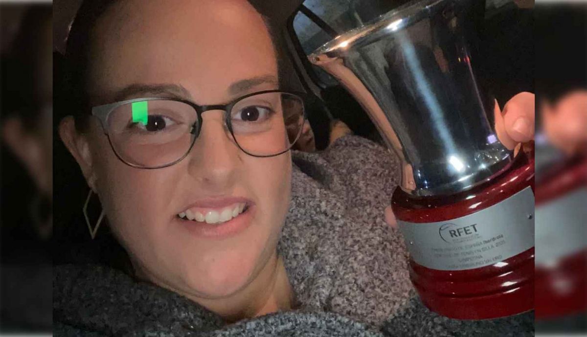 Laura, con la copa de campeona.