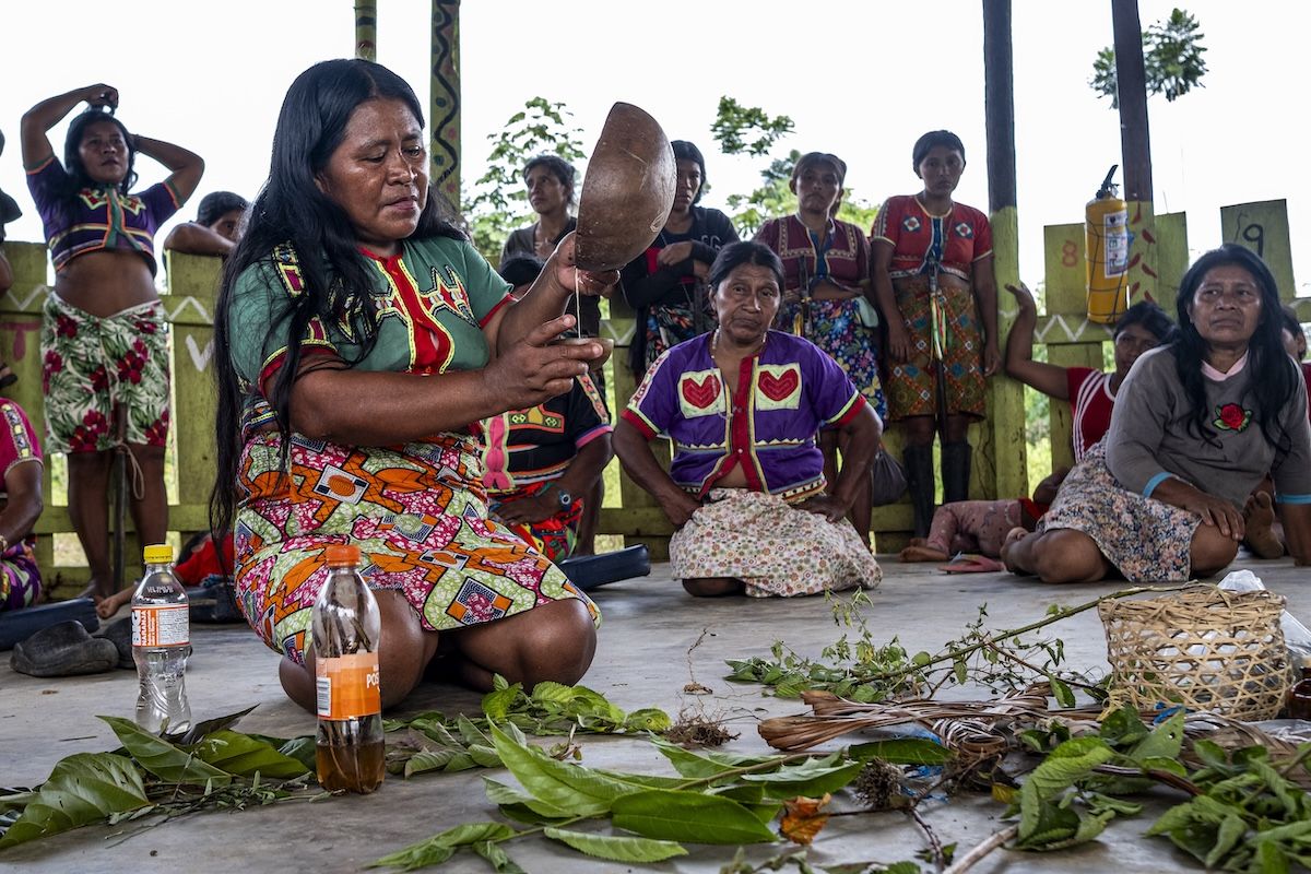 Mujeres de etnia Emberá Chamí preparan ceremonia de armonización en el Alto Sinú (Córdoba, Colombia) Mujeres de etnia Emberá Chamí preparan ceremonia de armonización en el Alto Sinú (Córdoba, Colombia)