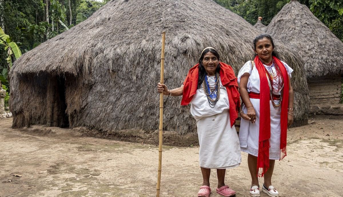 Mujeres de etnia Wiwa en las estribaciones de la Sierra Nevada de Santa Marta (La Guajira, Colombia)