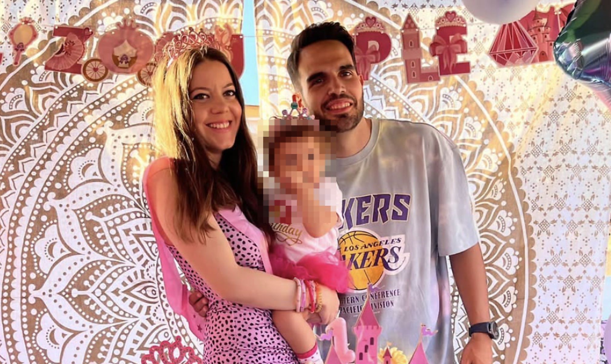 Marta y Antonio, junto a su hija Málaga. Marta y Antonio, junto a su hija Málaga.