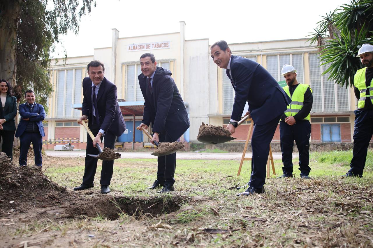 El alcalde Bruno García, el presidente andaluz Juanma Moreno y el consejero José Antonio Nieto, colocando la primera piedra de la Ciudad de la Justicia de Cádiz. El alcalde Bruno García, el presidente andaluz Juanma Moreno y el consejero José Antonio Nieto, colocando la primera piedra de la Ciudad de la Justicia de Cádiz.