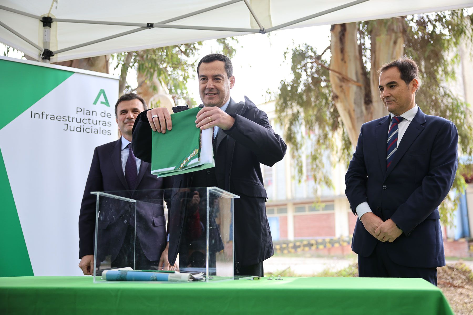 Juanma Moreno, colocando la primera piedra de la Ciudad de la Justicia de Cádiz. Juanma Moreno, colocando la primera piedra de la Ciudad de la Justicia de Cádiz.