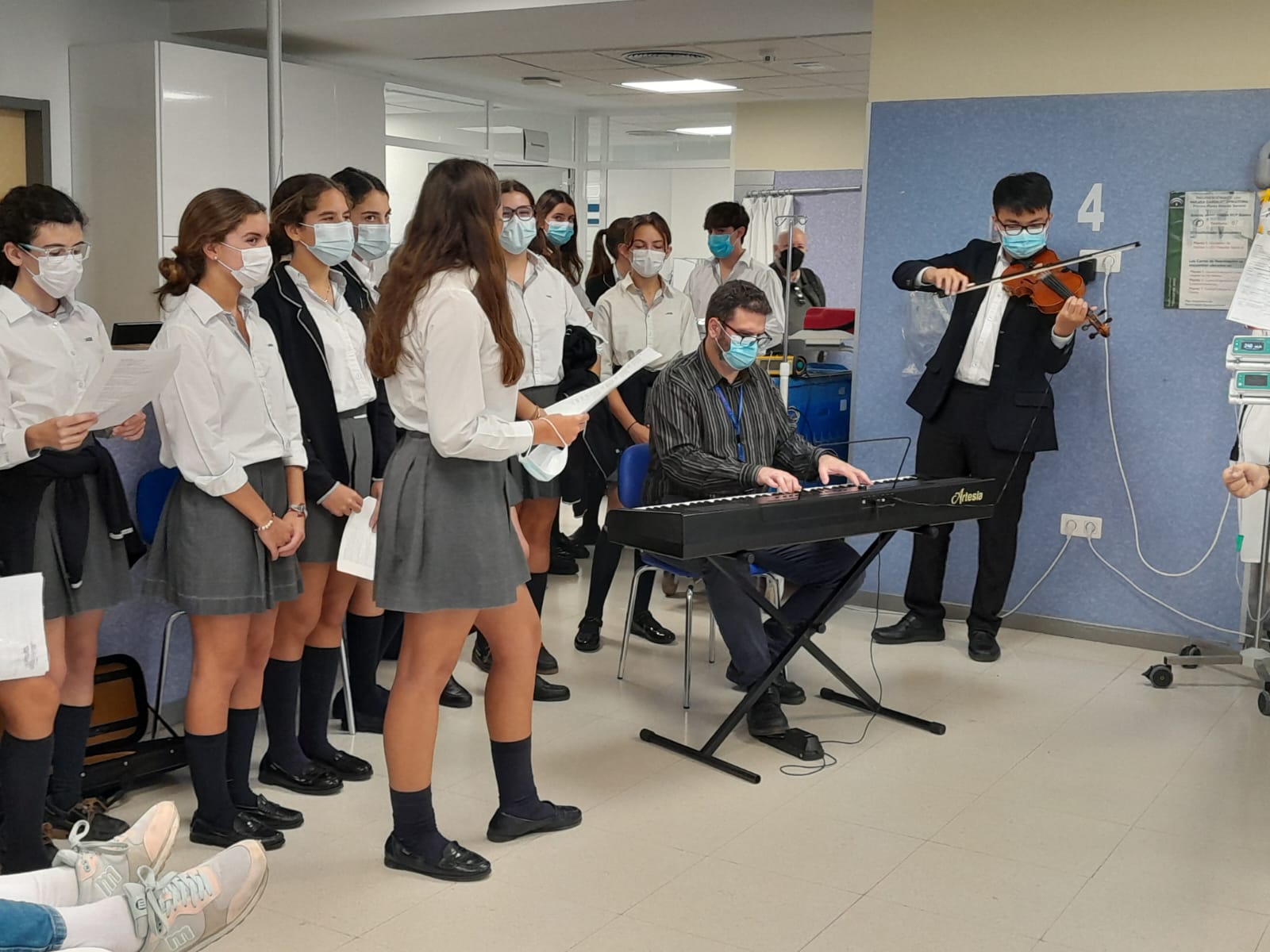 Una sesión de musicoterapia navideña en el Hospital de Jerez.