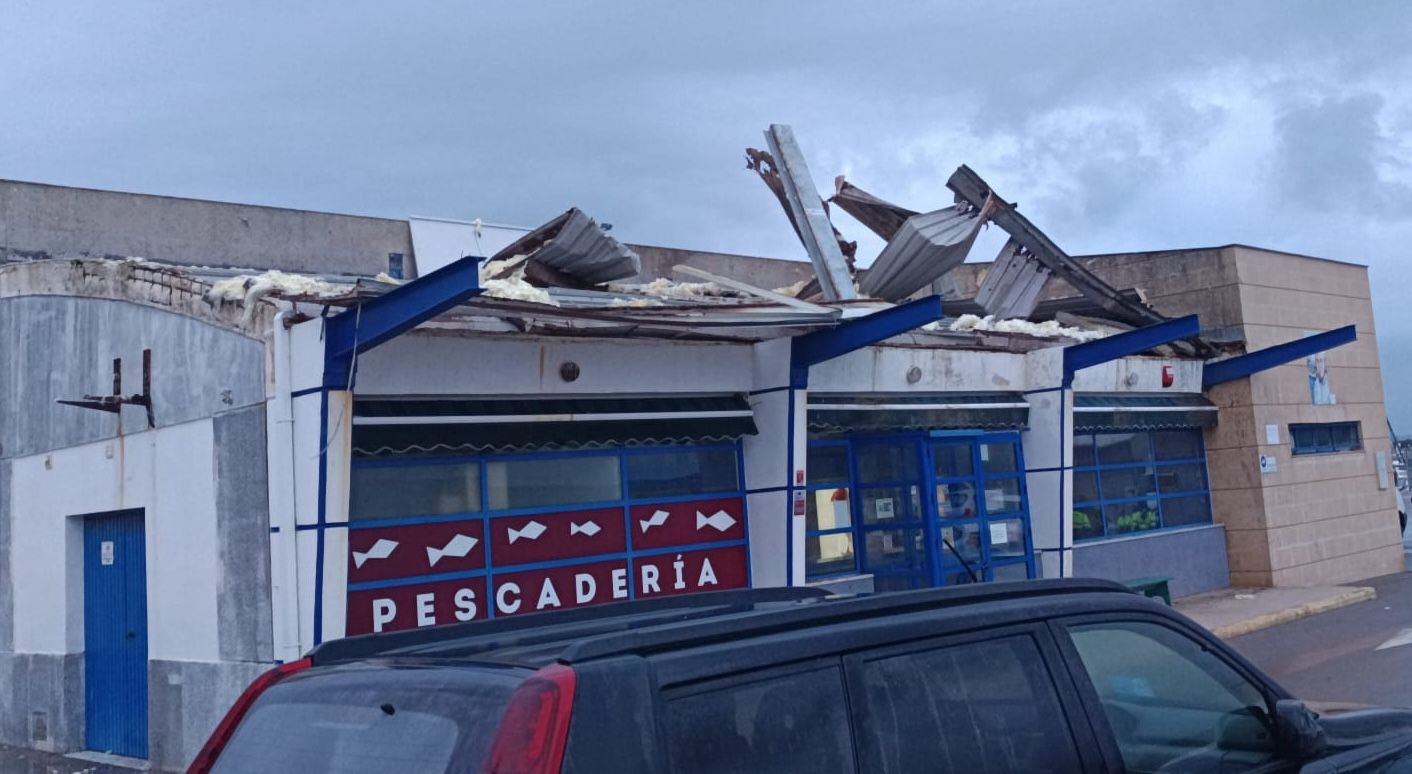 Parte del techo de la coperativa de pescadores de Rota, destrozado por la manga marina.