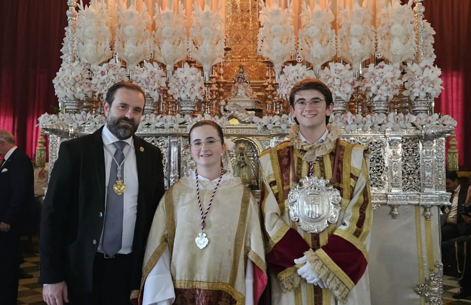 José Carlos Gutiérrez junto a sus hijos ante del paso de palio de la Reina del Transporte en un Domingo de Ramos. 