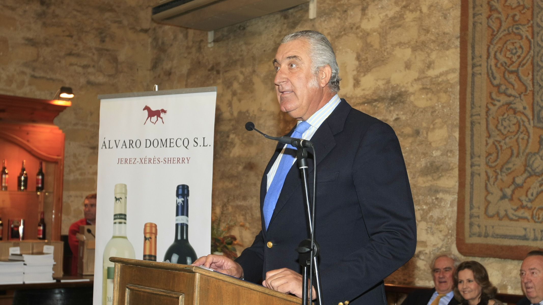 Huberto Domecq Ybarra, en una imagen de archivo, durante un acto con el soporte de la propia bodega. Huberto Domecq Ybarra, en una imagen de archivo, durante un acto con el soporte de la propia bodega.