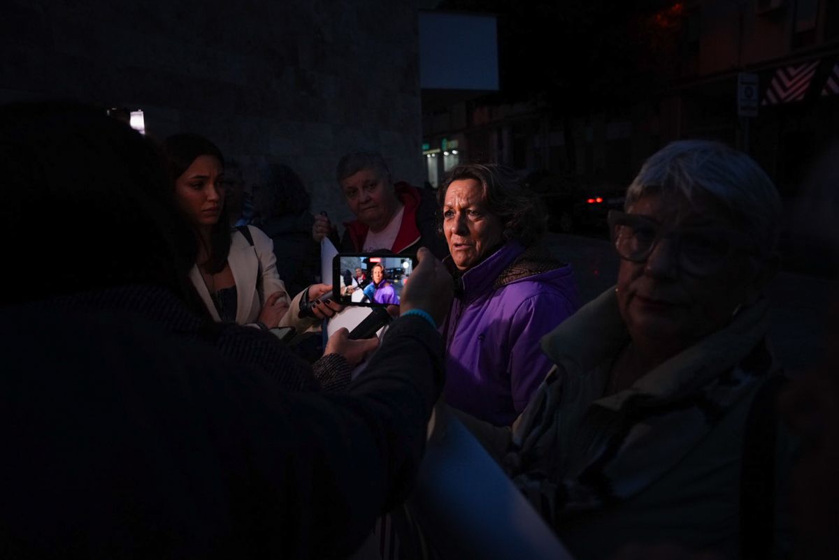 La señora, hablando con los medios de comunicación.