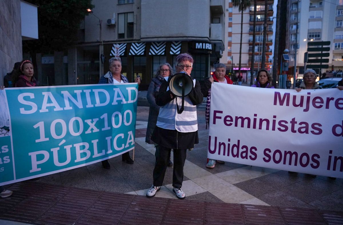 Manifestación de mujeres con cáncer que denuncia fallos en el cribado, antes de la presentación del libro de Moreno en Cádiz. Manifestación de mujeres con cáncer que denuncia fallos en el cribado, antes de la presentación del libro de Moreno en Cádiz.