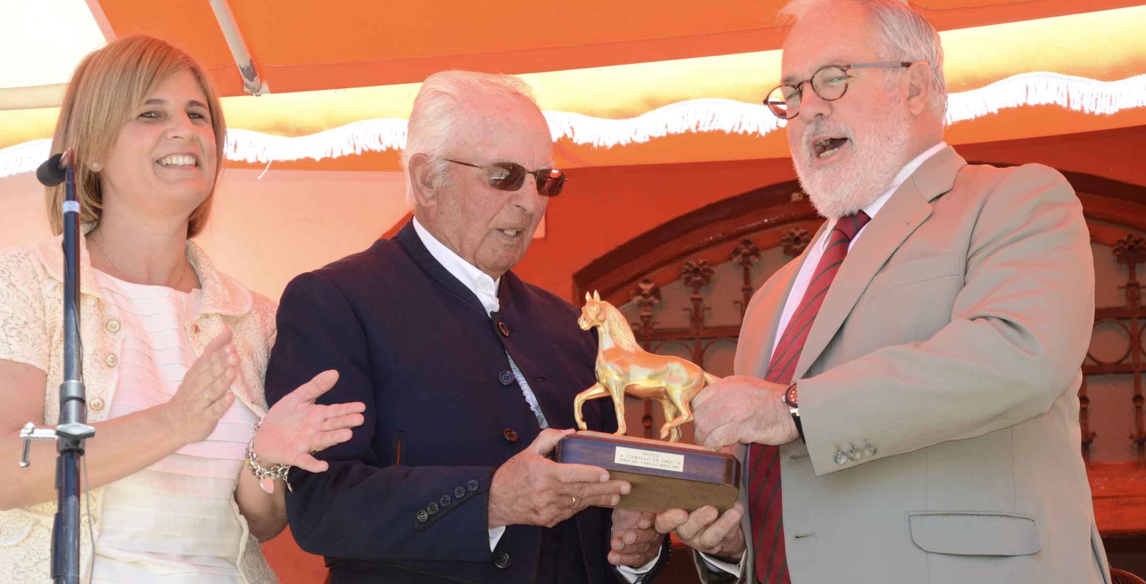Sebastián Zambrano, cuando recibió el Caballo de Oro 2012, junto a María José García Pelayo y Miguel Arias Cañete. Sebastián Zambrano, cuando recibió el Caballo de Oro 2012, junto a María José García Pelayo y Miguel Arias Cañete.