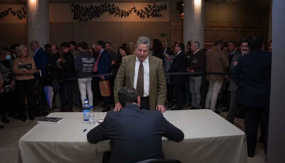 Moreno Bonilla firmando un ejemplar, con una cola detrás esperando.