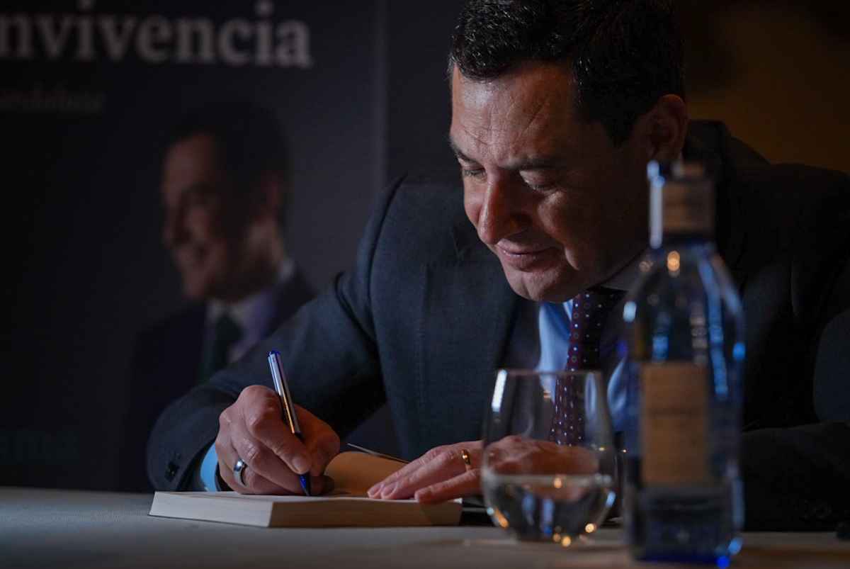 Juanma Moreno, en la presentación de su libro.