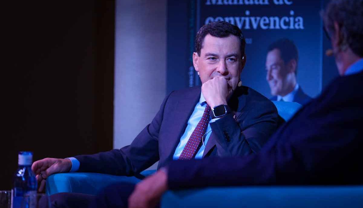 Juanma Moreno, durante la presentación de su libro.