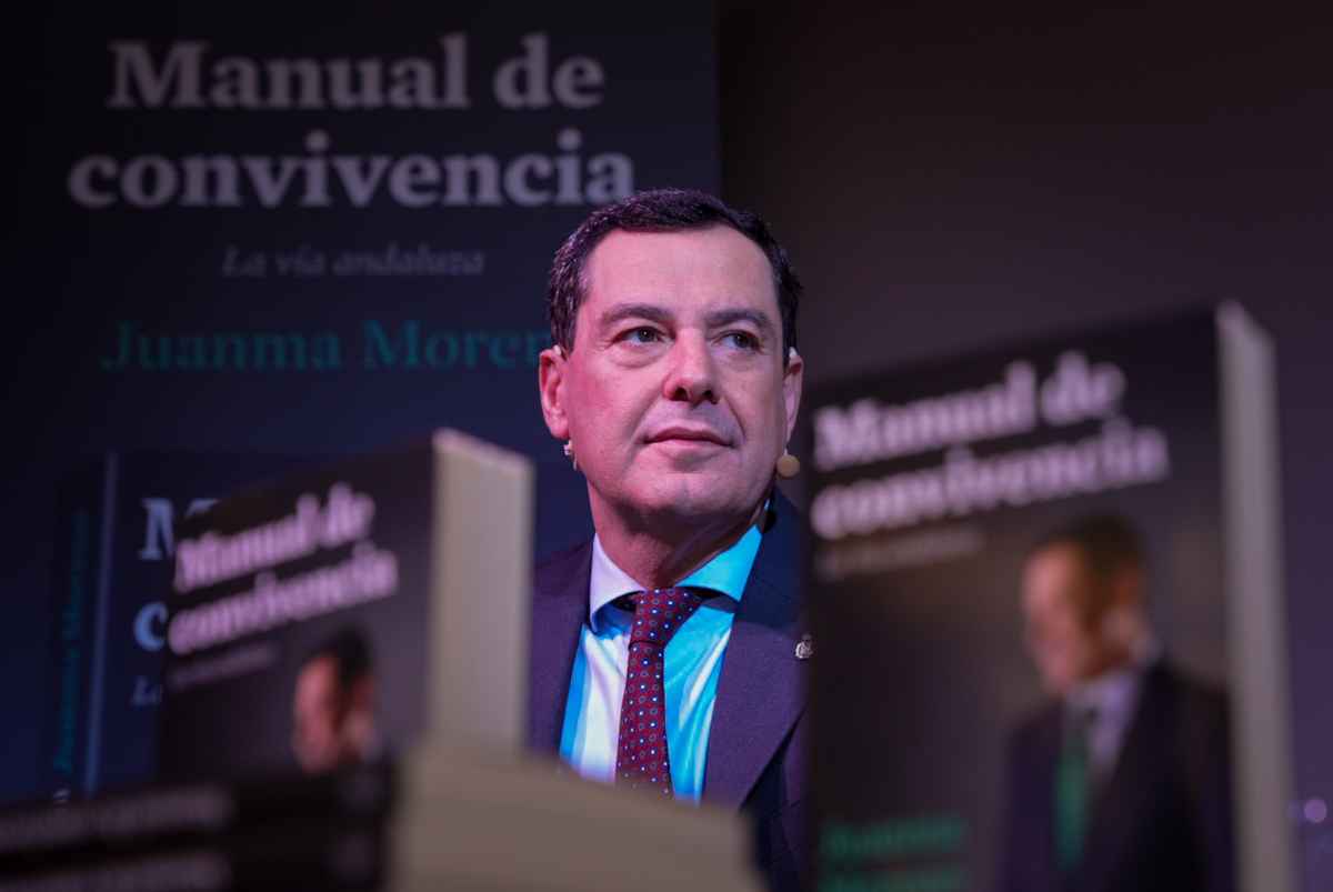 Juanma Moreno, entre ejemplares de su 'Manual de convivencia', en la presentación de su libro en Cádiz. Juanma Moreno, entre ejemplares de su 'Manual de convivencia', en la presentación de su libro en Cádiz.