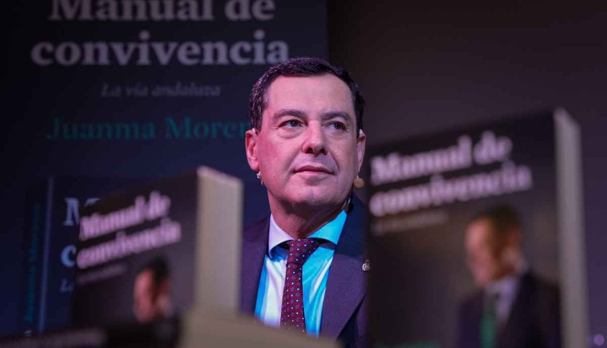Juanma Moreno, entre ejemplares de su 'Manual de convivencia', en la presentación de su libro en Cádiz.