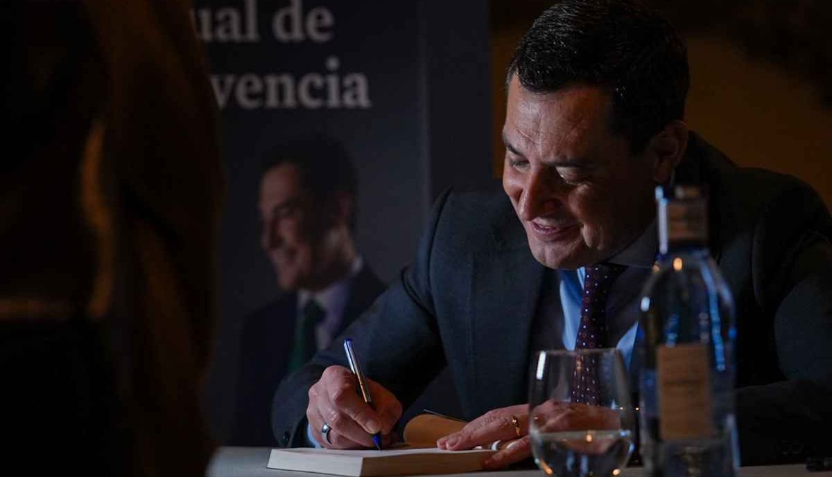 Otro momento de la firma de 'Manual de convivencia'.