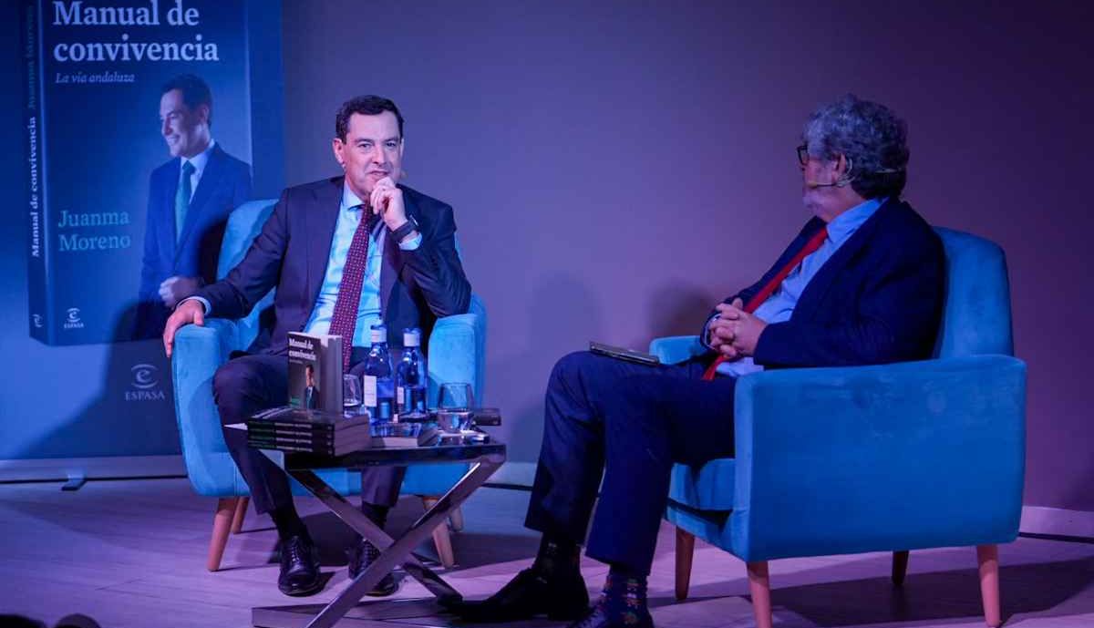 El presidente de la Junta de Andalucía, dialogando con José Guerrero 'Yuyu'.