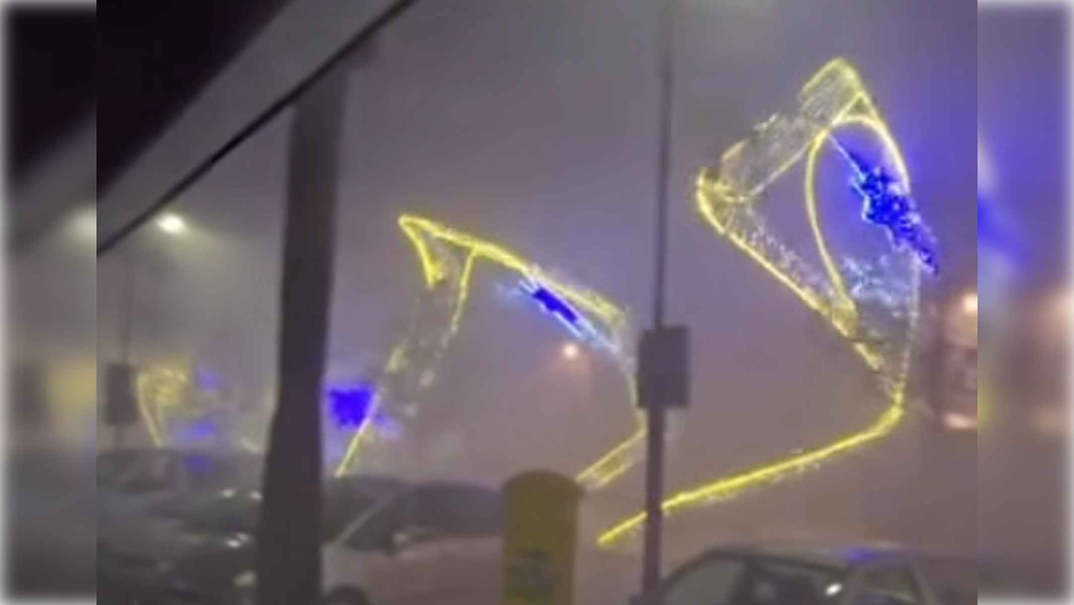 Momento de la caída del alumbrado en La Cala de Mijas. Momento de la caída del alumbrado en La Cala de Mijas.