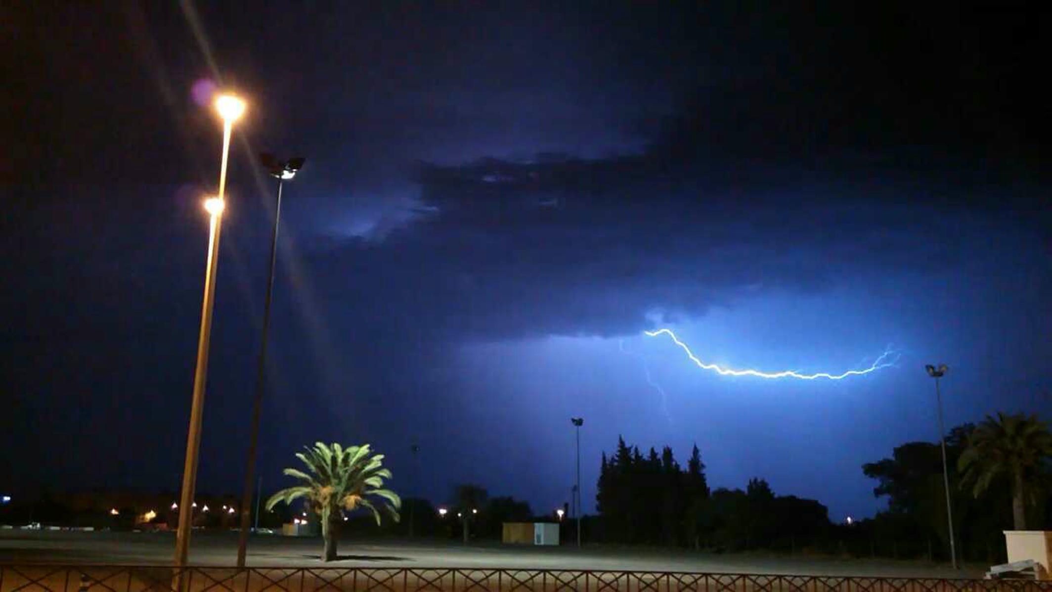 Un trueno en Jerez, en una imagen de archivo de otro episodio en el pasado. Un trueno en Jerez, en una imagen de archivo de otro episodio en el pasado.