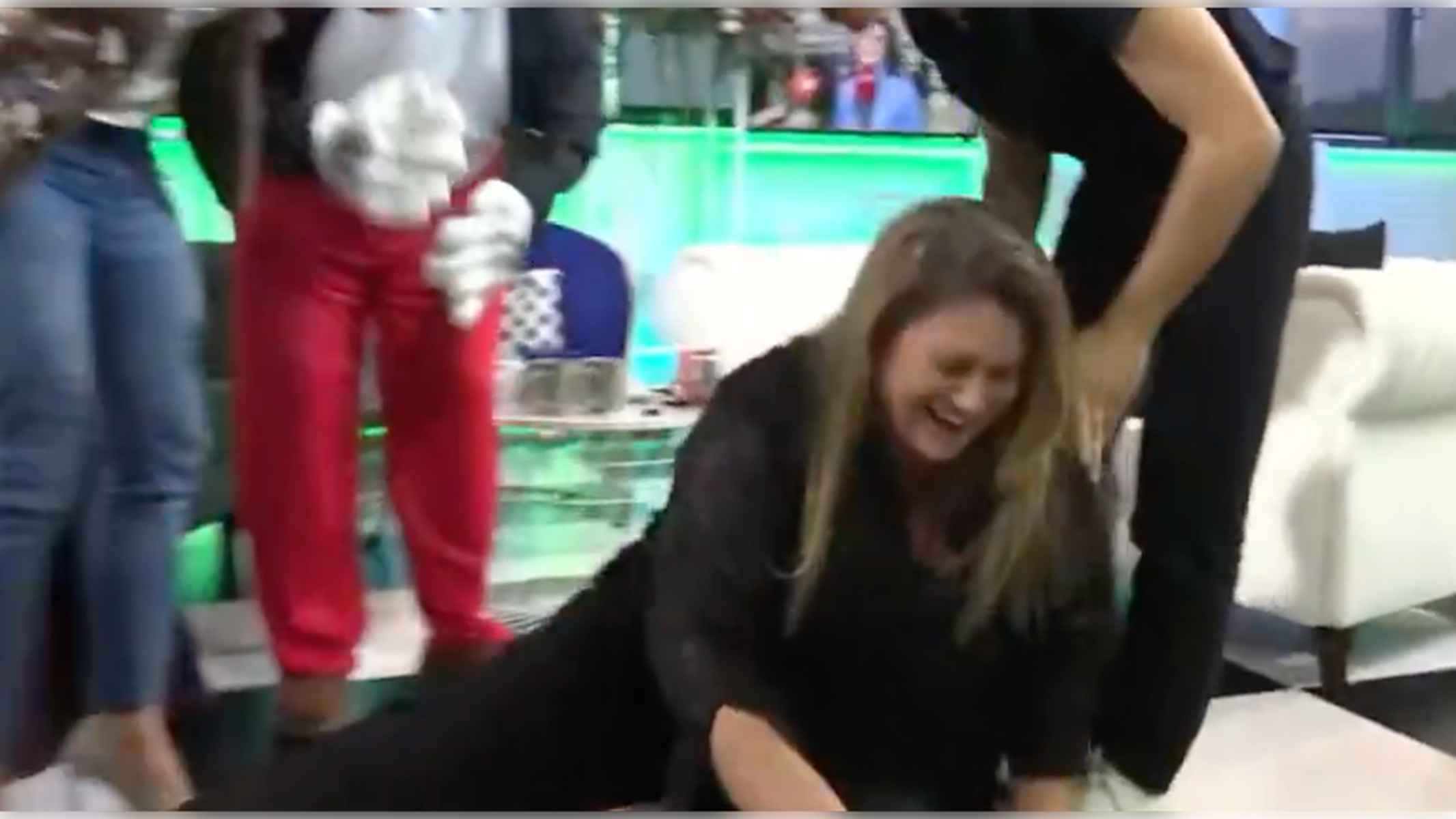 Carlota Corredera, en el suelo, tras caerse en directo. Carlota Corredera, en el suelo, tras caerse en directo.