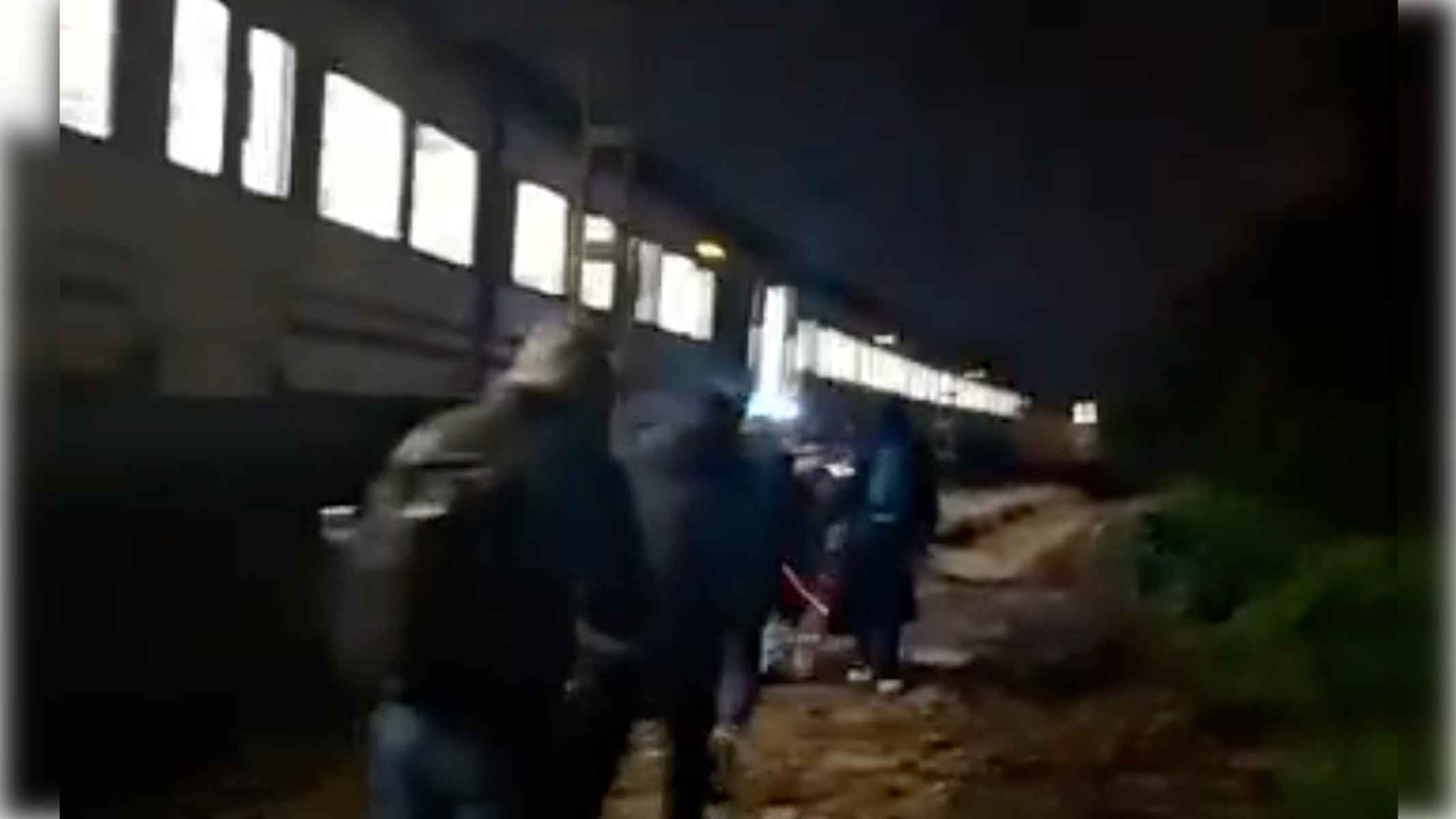 Pasajeros, caminando por las vías, para coger otro tren. Pasajeros, caminando por las vías, para coger otro tren.