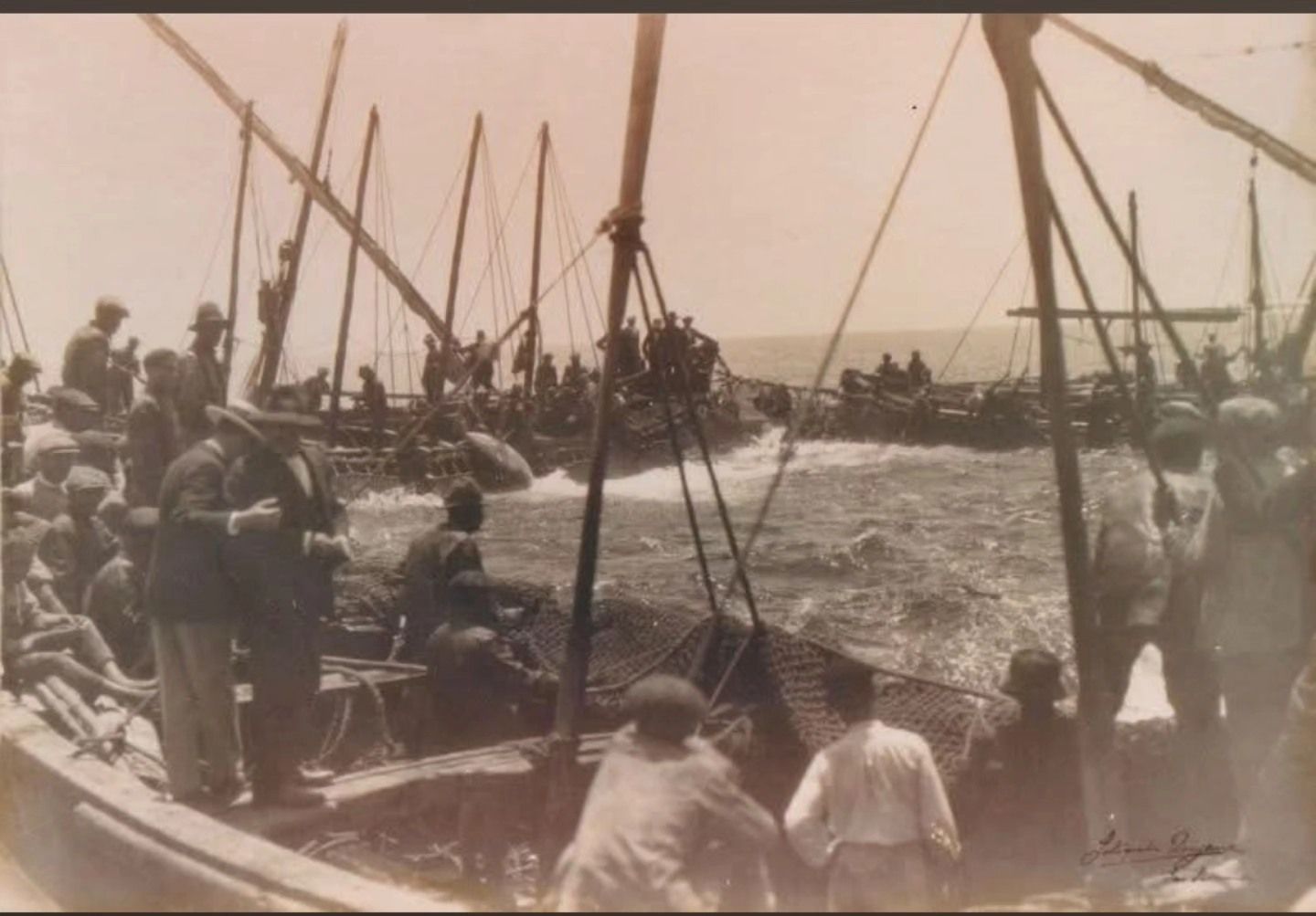 Fotografía antigua de la almadraba de Sancti Petri. Fotografía antigua de la almadraba de Sancti Petri.