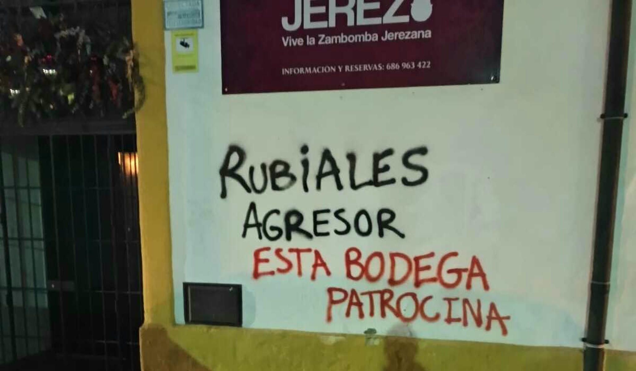 Pintadas en la bodega de la plaza Silos contra Rubiales. Pintadas en la bodega de la plaza Silos contra Rubiales.