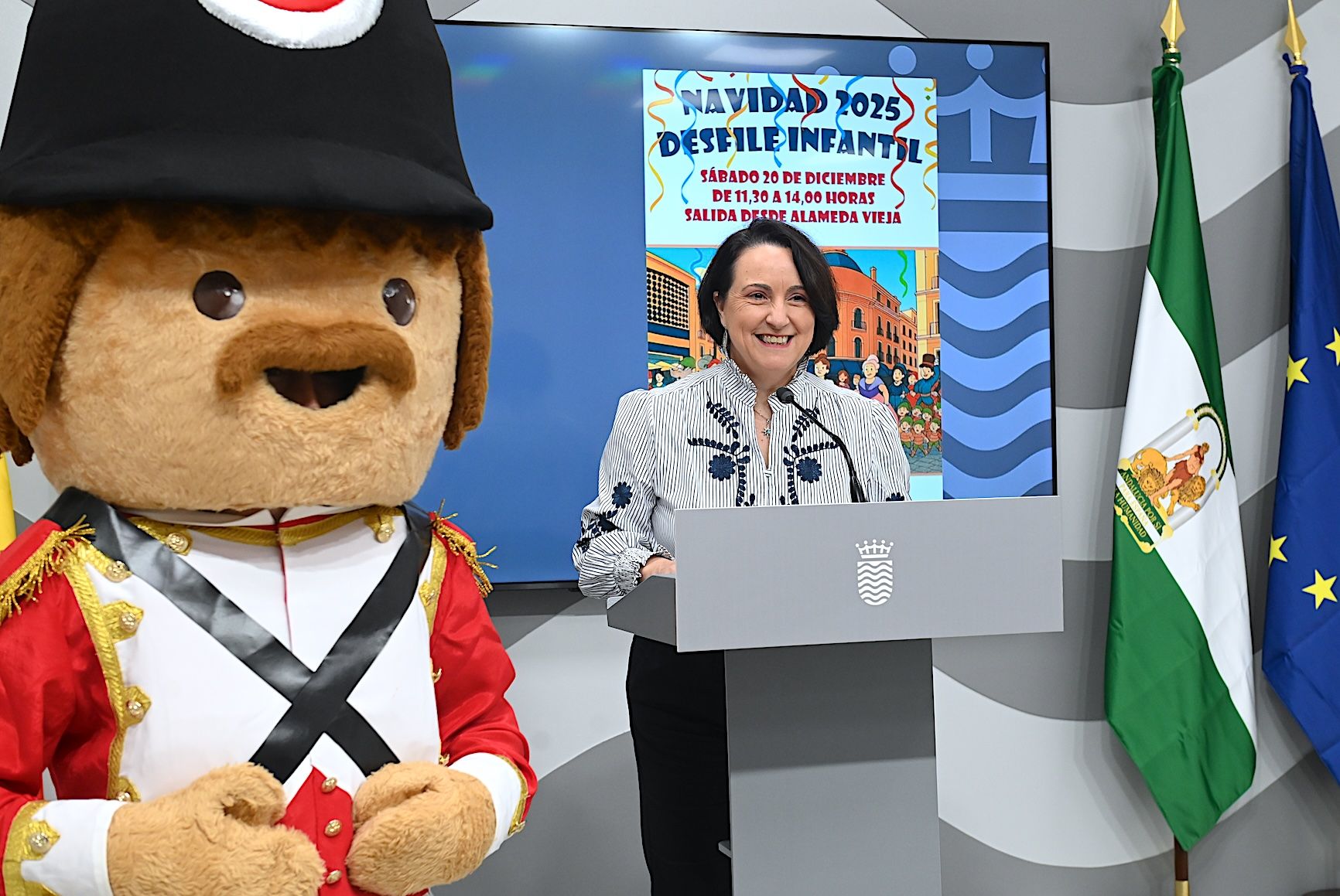 La delegada, con un figurante del Cascanueces. La delegada, con un figurante del Cascanueces.